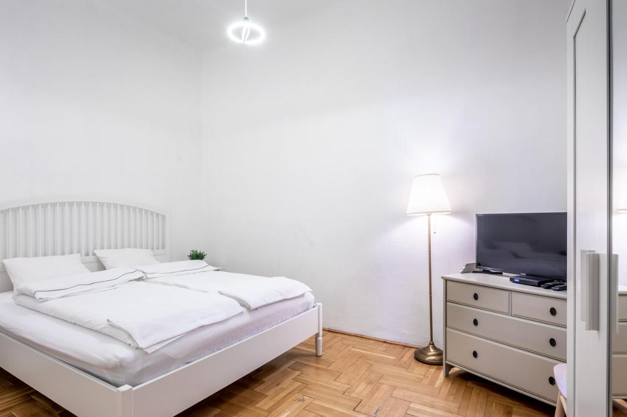 Huge Apartment In The City Center Budapest Eksteriør bilde