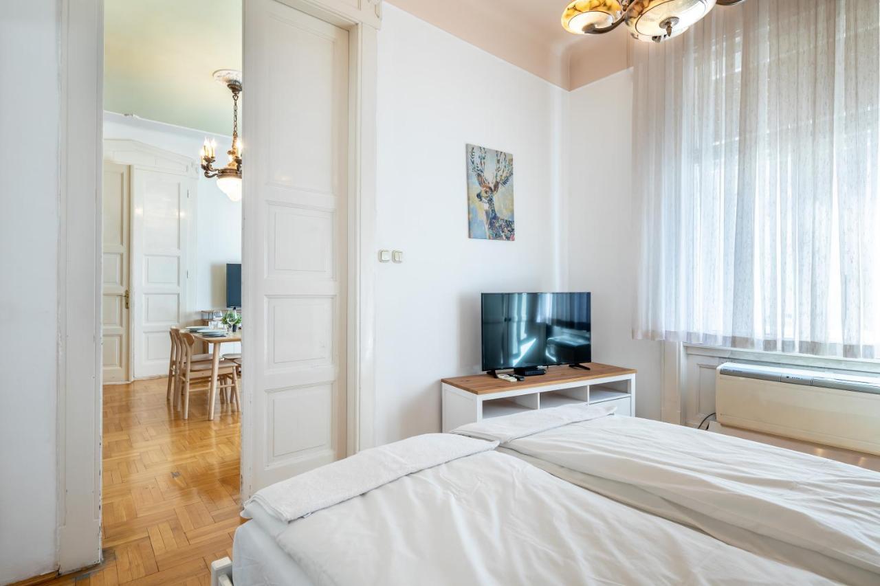 Huge Apartment In The City Center Budapest Eksteriør bilde