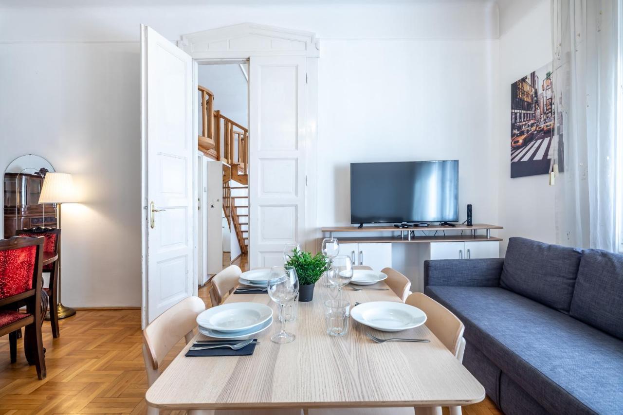Huge Apartment In The City Center Budapest Eksteriør bilde
